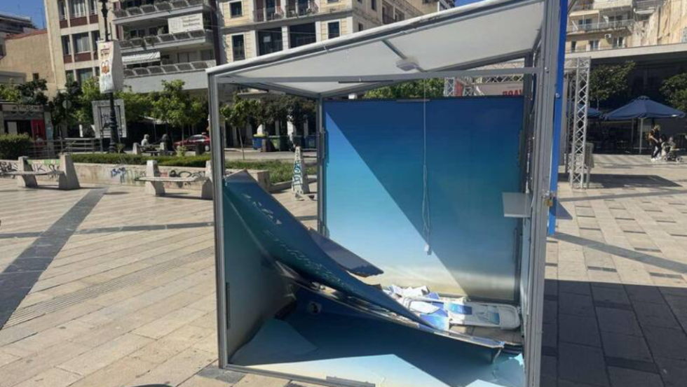Το διαλυμένο εκλογικό περίπτερο της Ν.Δ. στην Πάτρα
